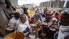 Des Tigréens déplacés font la queue pour recevoir de la nourriture donnée par des résidents locaux dans un centre d'accueil pour personnes déplacées à Mekele, dans la région du Tigré au nord de l'Éthiopie le dimanche 9 mai 2021. (AP/Ben Curtis)
