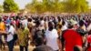 Les marcheurs se réunissent à la "Place des martyrs" de Fada, au Burkina Faso, le 24 avril 2021.