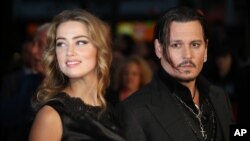 La actriz Amber Heard declaró que Deep la abusaba física y emocionalmente durante el tiempo que duró su matrimonio.