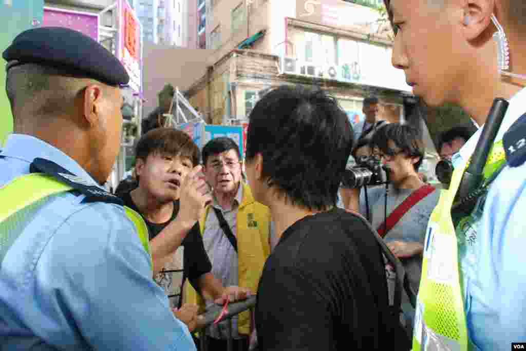 有市民質疑親北京團體收錢擺街站,與親北京人士發生爭執,警員上前調停