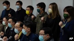 香港民主党成员在抗议逮捕行为记者会上呼喊口号（2021年1月6日）