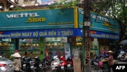 រូបឯកសារ៖ ហាងផ្តល់សេវាកម្មផ្នែកប្រព័ន្ធទូរសព្ទមួយនៅក្រុងហាណូយ។ 