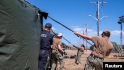 Pripadnici američke mornarice podižu šatore u pomorskoj stanici u zalivu Gvantanamo. (Foto: REUTERS/Navy/Mass Communication Specialist 2nd Class Raphael Dorne)