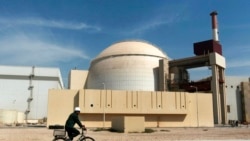 Seorang pekerja mengendarai sepeda di depan gedung reaktor pembangkit listrik tenaga nuklir Bushehr, tepat di luar kota selatan Bushehr. (Foto: AP/Mehr Agency, Majid Asgaripour)