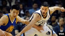 El alero venezolano de los Memphis Grizzlies, Greivis Vásquez, frente a Jeremy Lin de Golden State Warriors, la acción de la NBA.