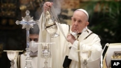 Paus Fransiskus memimpin Misa Krisma di Basilika Santro Petrus, Vatikan, Kamis 1 April 2021. Dalam Misa Krisma, Paus memberkati minyak suci yang digunakan untuk sakramen tahun ini.