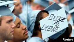 Mahasiswa mahasiswi Columbia University di New York dalam salah satu upacara kelulusan. (Foto: Dok)