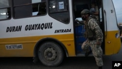 Un soldado se baja de un autobús en un control en la localidad de Durán, al otro lado del río Guayas desde la ciudad de Guayaquil, Ecuador, el jueves 20 de julio de 2023.
