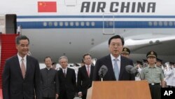 2016年5月17日中国全国人大常务委员会主席张德江（右）抵达香港