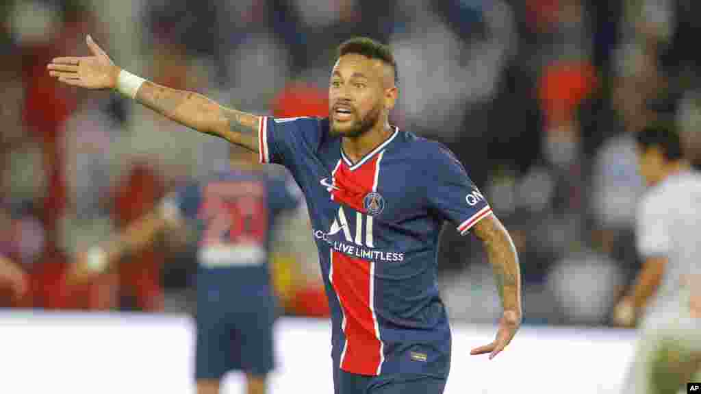 Neymar, PSG - Forward Tauraron dan kwallon kafar kasar Brazil Neymar yana daya daga cikin ‘yan wasan Paris Saint-Germain da suka kuma cutar COVID-19, a cewar rahotanni da yawa. Neymar ya samu lafiya daga cutar sannan ya dawo tirenin tare da PSG a tsakiyar watan Satumba.