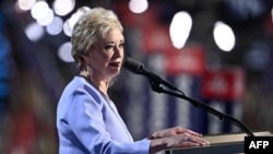 ARCHIVO - La exadministradora de la Administración de Pequeñas Empresas en EEUU, Linda McMahon, habla durante el último día de la Convención Nacional Republicana de 2024 en el Foro Fiserv en Milwaukee, Wisconsin, el 18 de julio de 2024.