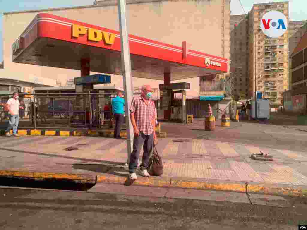 El panorama en Caracas era de largas filas para surtir gasolina. Es el caso de esta gasolinera en el oeste de la capital venezolana, en la que autobuses, que tienen un subsidio del 100% por 90 días, esperaban.
