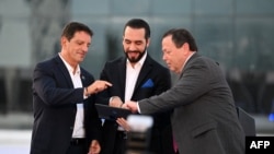 Eduardo López, presidente de Google Cloud para América Latina, el presidente de El Salvador, Nayib Bukele (centro) y William Duncan, embajador de Estados Unidos en El Salvador (izquierda) captados en la inauguración de la sede de Google en San Salvador el 15 de abril de 2024.
