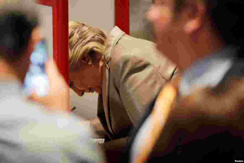 Hillary Clinton, candidate démocrate à la présidentielle américaine, remplit son bulletin de vote à l'école élémentaire Douglas Grafflin de Chappaqua, New York, 8 novembre 2016.