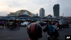 ទិដ្ឋភាព​​ផ្សារ​ថ្មី​នៅទី​ក្រុង​​ភ្នំពេញ​​ដែល​ការលក់ដូរ​ធ្លាក់ចុះ។​