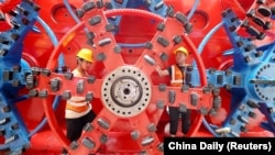 中國工人在浙江省湖州市的一個地下鐵路的車站施工現場。 （2024年10月17日）