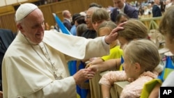Le pape François bénit des enfants au hall Paul VI, Vatican