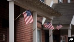 Bendera-bendera Amerika terpasang di rumah Keonna Thomas, yang dituduh mencoba bergabung dengan ISIS di Suriah, 3 April, 2015, di Philadelphia, Pennsylvania. (Foto:dok)