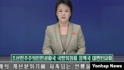 북한은 2일 국방위원회 정책국 대변인 담화를 통해 "어렵게 마련된 남북관계 개선 분위기에 저촉되는 언행을 삼가해야 한다"고 강력 경고하고 나섰다. 북한은 특히 남북 고위 당국자 접촉에서 합의한 공동보도문의 '유감' 표명을 '사과'로 해석하는 것은 남한의 '아전인수격 해석'이라고 주장하고 "총포탄을 쏘아대며 합의 이행을 떠드는 것은 철면피한 행위"라고 비난했다. 사진은 조선중앙TV 아나운서가 대변인 담화 내용을 발표하는 장면.