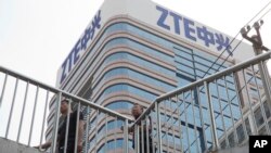 El esta foto del 8 de mayo de 2018 se ve el edificio del ZTE en Beijing, China.