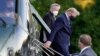 Presiden AS Donald Trump keluar dari helikopter "Marine One" saat tiba di Rumah Sakit Militer AS Walter Reed di Bethesda, Maryland, Jumat sore (2/10).