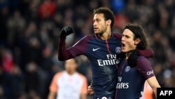 L'attaquant brésilien du Paris Saint-Germain Neymar, à gauche, et son co-équipier uruguayen du Paris Saint-Germain Edinson Cavani se congratulent après un but marqué sur penalty lors du match entre le Paris Saint-Germain (PSG) et Montpellier (MHSC) au Pa