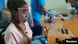 Préparation des écrans faciaux à partir de plastiques recyclés à Dar es Salaam, en Tanzanie, le 27 mai 2020. (Photo Reuters)
