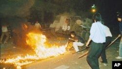 1989年6月4日凌晨天安門廣場解放軍裝甲車突入鎮壓後場景。