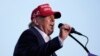 El candidato presidencial republicano, el expresidente Donald Trump, habla en un mitin de campaña, el 9 de julio de 2024, en Doral, Florida. 