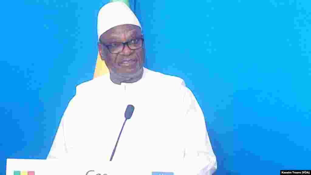 Shugaban Kasar Mali Abubacar Ibrahim Keita na tattauna tare da 'yan jarida tare shugaban kasar Faransa Emmanuel Macron a jihar Gao dake arewacin Mali, ranar Juma'a 19 ga watan Mayu shekarar 2017. 