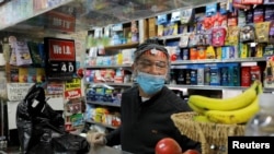Archivo - El operador de una bodega en Nueva York, Rafael Pérez, usa una máscara protectora para atender a sus clientes en medio de la pandemia de coronavirus que ha afectado a EE.UU.