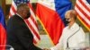 Menteri Pertahanan AS Lloyd Austin (kiri) dan Menteri Pertahanan Filipina Delfin Lorenzana (kanan) dalam pertemuan bilateral di kamp militer Camp Aguinaldo di Quezon City, Metro Manila, Filipina, 30 Juli 2021. 