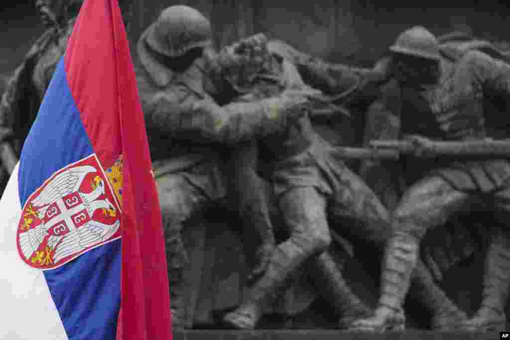 Spomenik oslobodiocima i zastava Srbije (AP Photo/Darko Vojinovic)