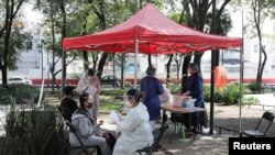 Trabajadores de la salud hacen pruebas de covonavirus a ha población en el parque Lázaro Cárdenas de la Ciudad de México el 1 de septiembre de 2020.