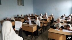 کابل کے ایک اسکول میں ایک خاتون ٹیچر طالبات کو پڑھاتے ہوئے ، فائل فوٹو