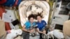 En esta foto divulgada por la NASA el jueves, 18 de octubre, de 2019, se ven las astronautas Jessica Meir (izquierda) y Christina Koch, posando para una foto en la estación espacial internacional, ante de iniciar la histórica caminata espacial de solo mujeres.