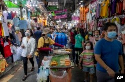រូបឯកសារ៖ ពលរដ្ឋដើរទិញទំនិញនៅក្នុងផ្សារមួយ ក្នុងទីក្រុងបាងកក ប្រទេសថៃ កាលពីថ្ងៃទី ៦ ខែសីហា ឆ្នាំ ២០២០។