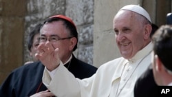 Paus Fransiskus tiba di Katedral Sacred Heart di Sarajevo (6/6). (AP/Darko Bandic)