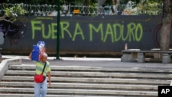 El Departamento de Estado de EE.UU. dijo que ordenó la salida de algunos diplomáticos de Venezuela y personal no indispensable, por razones de seguridad.
