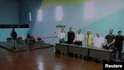 Ruski opozicioni političar Aleksej Navalni sa advokatima putem video linka učestvuje na sudskom ročištu (Foto: REUTERS/Evgenia Novozhenina)