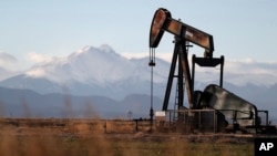 На этом архивном фото: отключенная установка для добычи нефти на скважине у автомагистрали недалеко от Даконо, штат Колорадо (AP Photo/David Zalubowski)