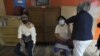 Los lugareños reciben su inyección de la vacuna COVID-19 en Pillaro, Ecuador, el jueves 8 de julio de 2021.