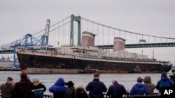 ARCHIVO - El SS United States es remolcado por el río Delaware entre Pensilvania y Nueva Jersey, desde Filadelfia, el 19 de febrero de 2025. 