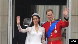 Pangeran William dan isterinya Catherine 'Duchess of Cambridge' melambai dari balkon Istana Buckingham setelah melakukan upacara pernikahan di Westminster Abbey di London (29/4).