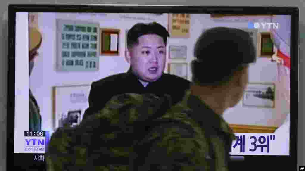 Un soldat de l'armée sud-coréenne regarde un programme de nouvelles de TV montrant le leader nord-coréen Kim Jong Un, à la gare de Séoul à Séoul, Corée du Sud, le 22 décembre 2014.