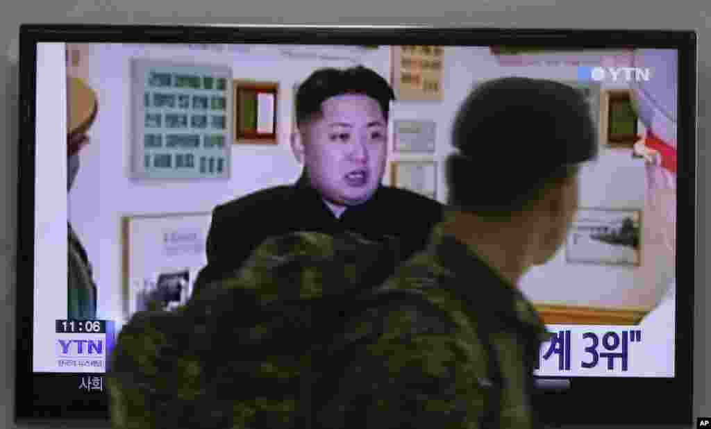 Seorang tentara Korea Selatan menonton berita televisi yang menunjukkan pemimpin Korea Utara Kim Jong-un, di stasiun kereta Seoul, Korea Selatan (22/12). (AP/Ahn Young-joon)