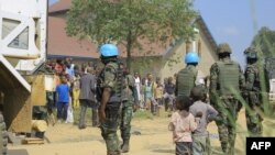 Des casques bleus malawites de la Mission de l'Organisation des Nations Unies pour la stabilisation en République démocratique du Congo (MONUSCO) montent la garde devant l'église catholique Emmanuel Butsili à Beni, le 27 juin 2021.