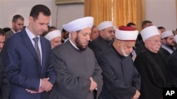 Aholisining aksariyati sunniylar bo'lgan Suriyaning amaldagi prezidenti Bashar al-Assad shia mazhabining alaviylar guruhiga mansub.