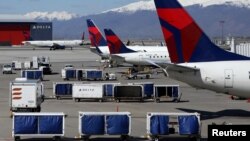 Varias aerolíneas estadounidenses coinciden en exigir a sus viajeros que usen máscaras para la protección contra el coronavirus, después de que la pandemia ha paralizado a gran parte de este importante medio de transporte.