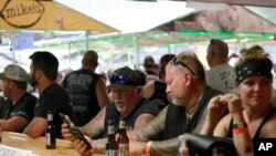 Orang-orang berkumpul di One-Eyed Jack's Saloon selama Sturgis Motorcycle Rally ke-80 di Sturgis, 7 Agustus 2020. (Foto: AP)